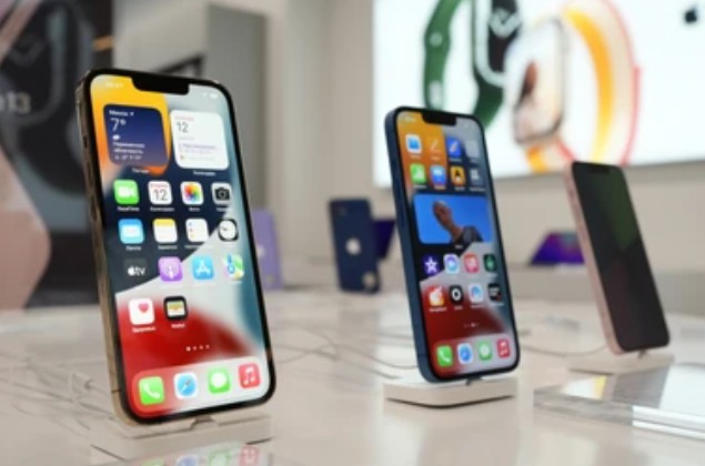 Image of phones on display in a dealer's shop